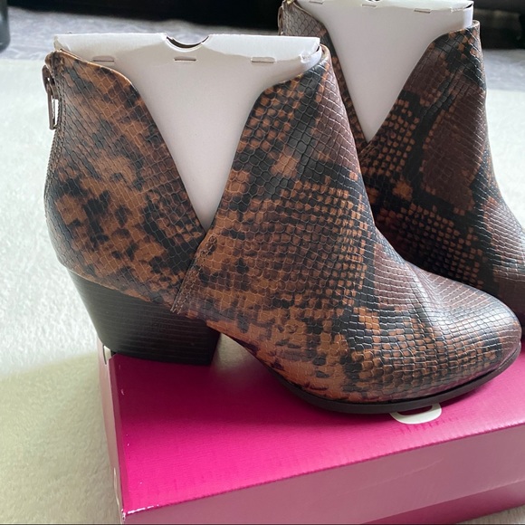 NEW SO Angelfish Snakeskin Pattern Brown Bootie Boots - Picture 5 of 7